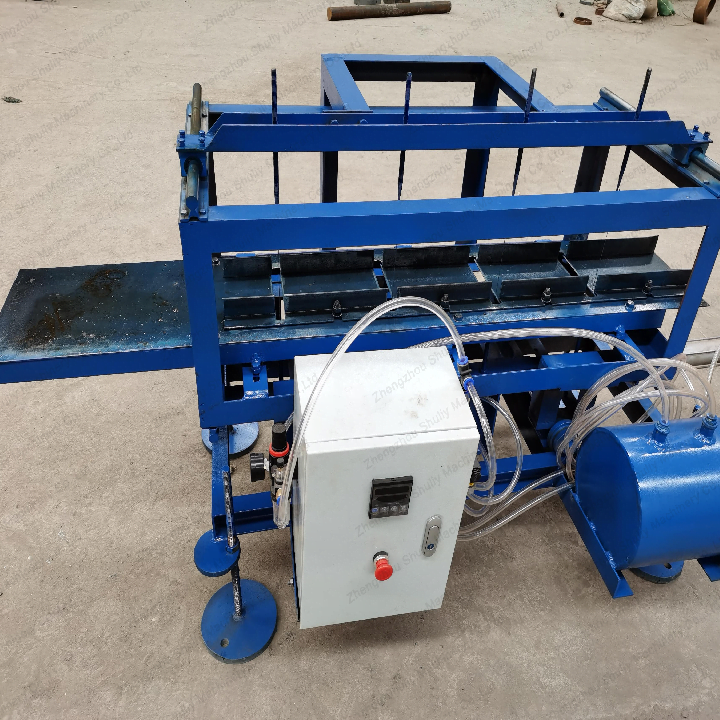 Clay brick cutting machine