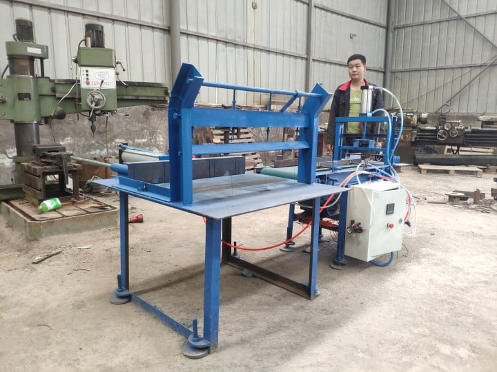 Clay brick cutting machine 4